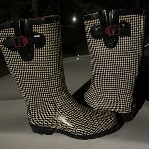 Austin Trading Co. Houndstooth Print Waterproof Rain Boots | 8